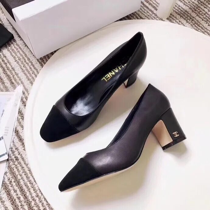 Chanel туфли с носком. Туфли шанель черные. Туфли шанель с черным носком. Туфли носки шанель. Носки шанель.