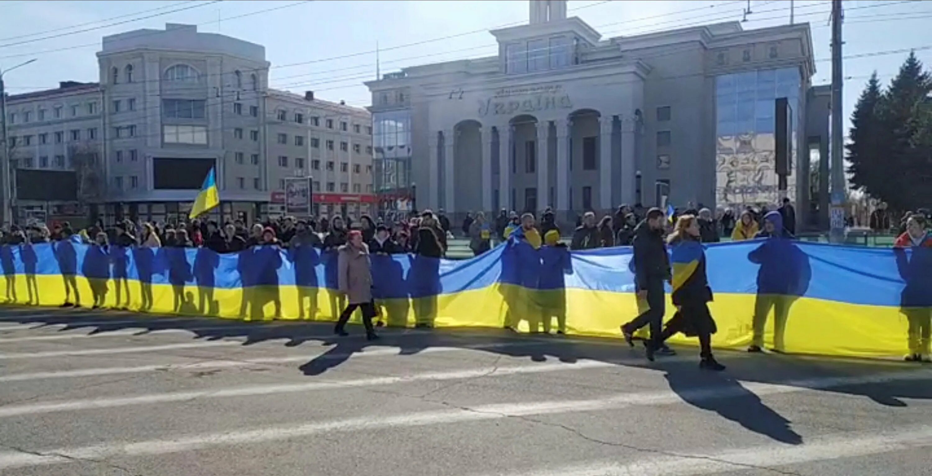 Правда ли что украина сдалась 2024. Проукраинский митинг в Херсоне. Флаг Херсона 2022. Херсон украинский флаг.