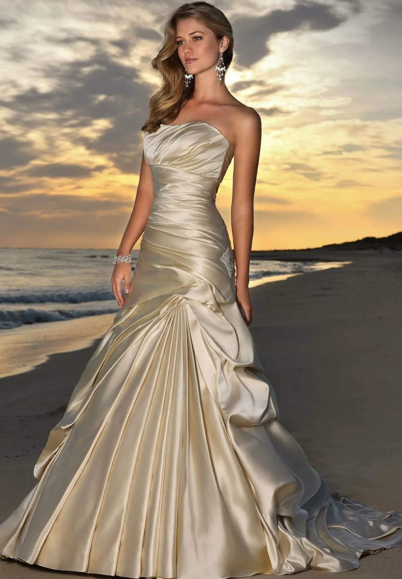 Свадебное платье 2023 шампань. Свадебное плптья цвета Шампейн. Свадебное платье цвета шампанского. Стильные Свадебные платья.