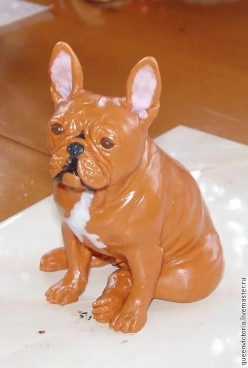 Статуэтки из глины. Бульдог флэт. Как сделать бульдог. Бульдожка из полимерной глины. Фигурка собак французский бульдог.