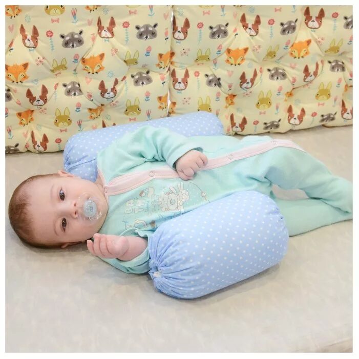 Какую подушку ребенку 3. Позиционер для новорожденных для сна ортопедическая. HONEYMAMMY позиционер-валик для сна. Подушка позиционер для новорожденных. Позиционер для сна новорожденного подушка.