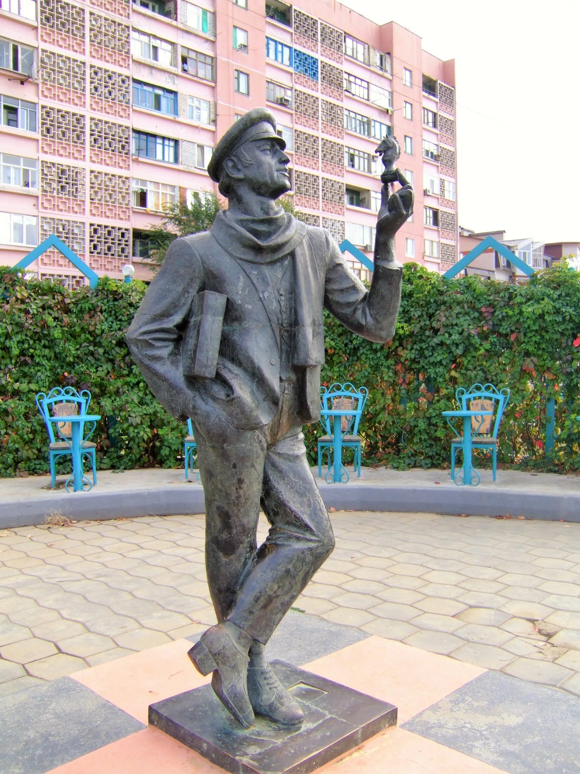Памятник кисе воробьянинову в чебоксарах. Памятник остапу бендеру калмыкия. Города остапа бендера. Города остапа бендера. Памятник остапу бендеру и кисе воробьянинову в чебоксарах.