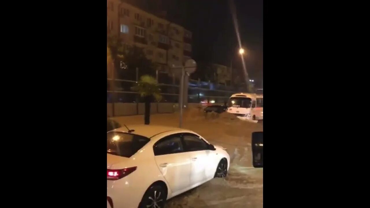 Ливень в сочи видео. Потоп сочи 2025 год. наводнение сочи 23 июля 2025. потоп в сочи июль 2025. наводнение в сочи 2025 года.