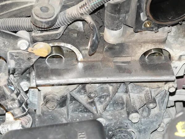 Масло грм меган 2. Течь масла к4м сзади. Грм рено меган 2 1. Масло грм меган 2. Масляный канал двигателя рено меган 2.