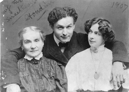 Harry Houdini with his wife Beatrice and mother Cecilia Steiner Weiss, 3c12...