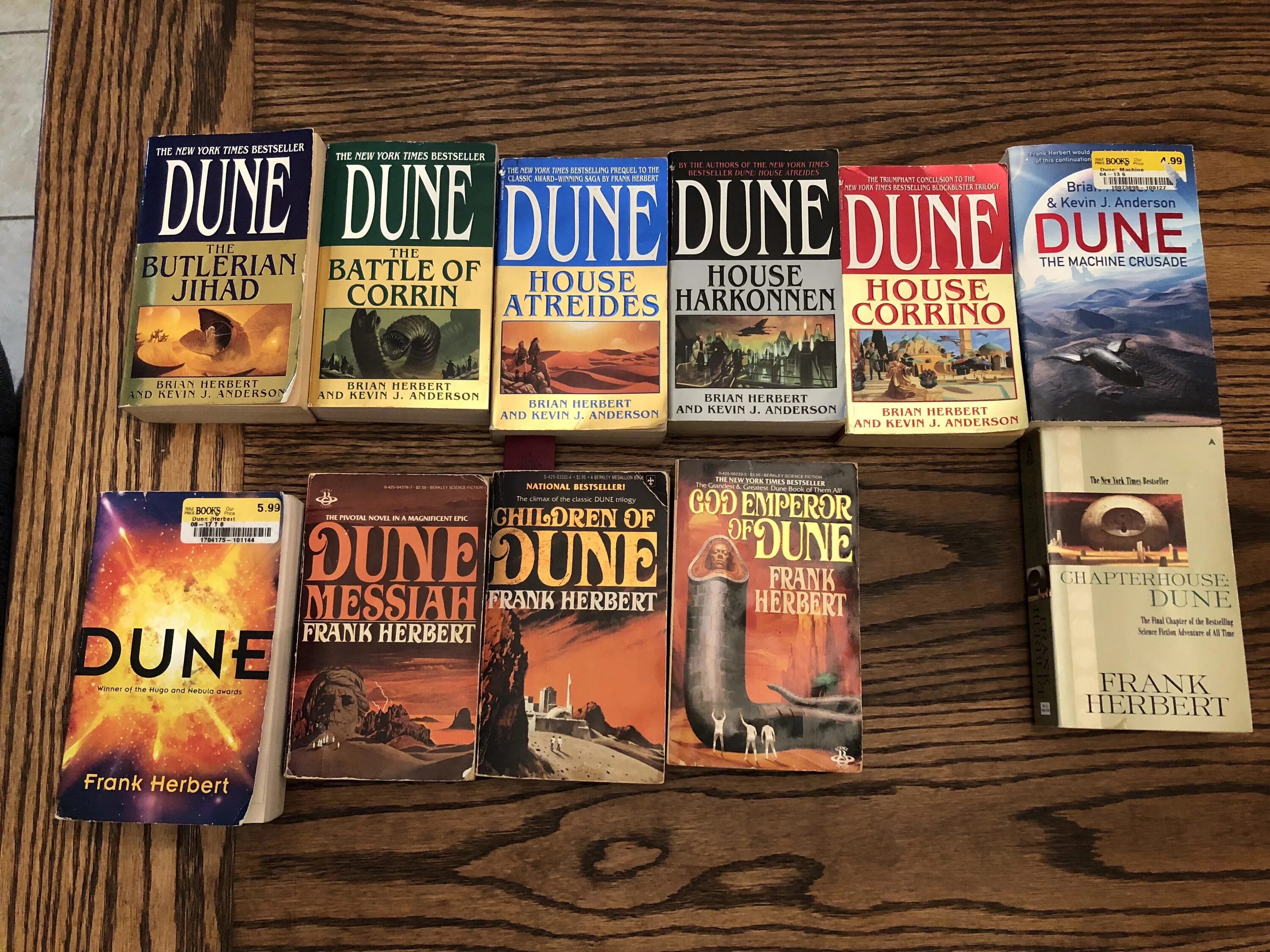 Сколько книг в дюне. Дюна 1965 книга. Книга Дюна (Герберт Фрэнк). Дюна. Первая трилогия Фрэнк Герберт книга. Dune book Cover.