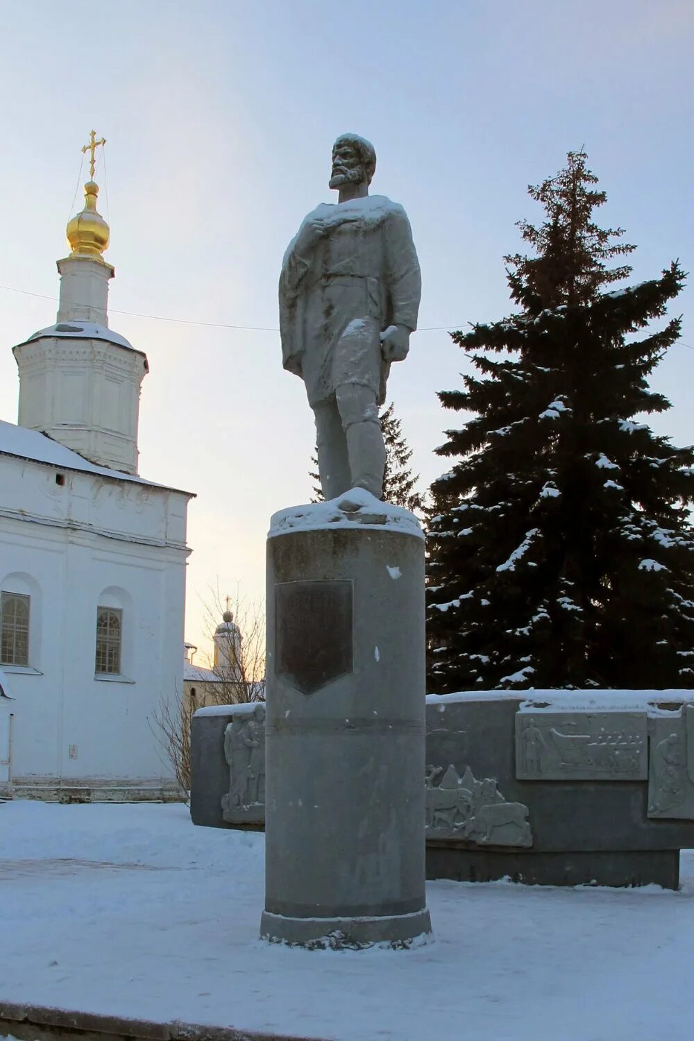 Памятник семену дежневу. Памятник дежневу в великом устюге. памятник семёну дежнёву в великом устюге. великий устюг дежнев памятник.