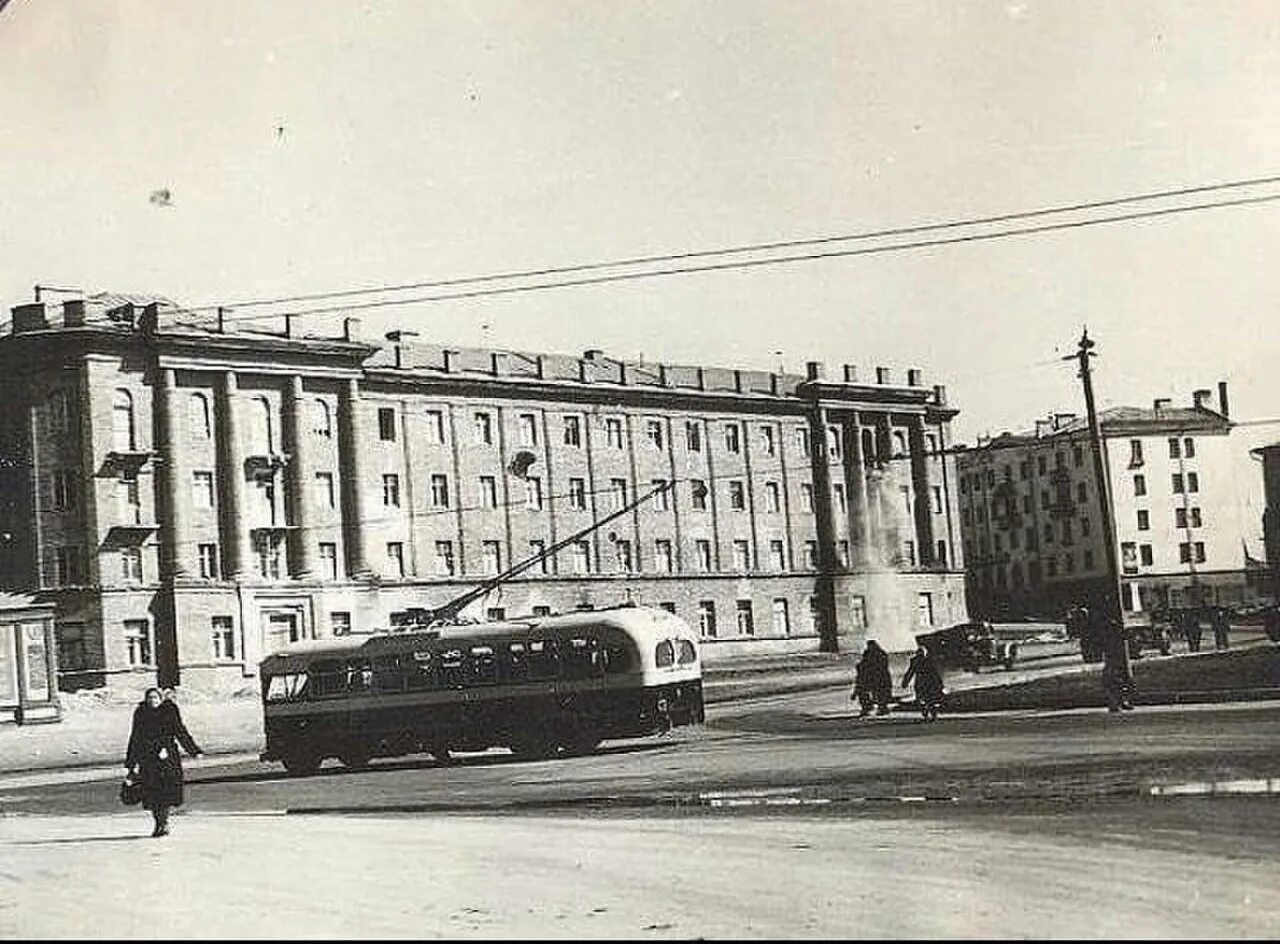 Г оренбург проспекты. Городская клиническая больница 4 Оренбург. Старый город Орджоникидзе городская больница 1920. Оренбург 1 горбольница здания. Проспект Победы Оренбург СССР.