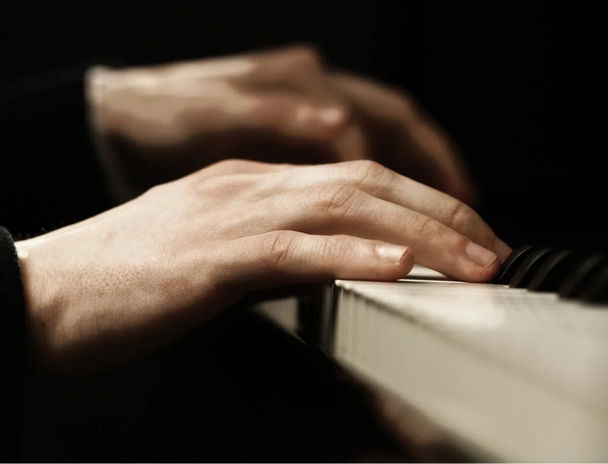 женские руки на рояле. игра на фортепиано. руки на фортепиано. руки на клавишах пианино. пальцы на клавишах пианино.