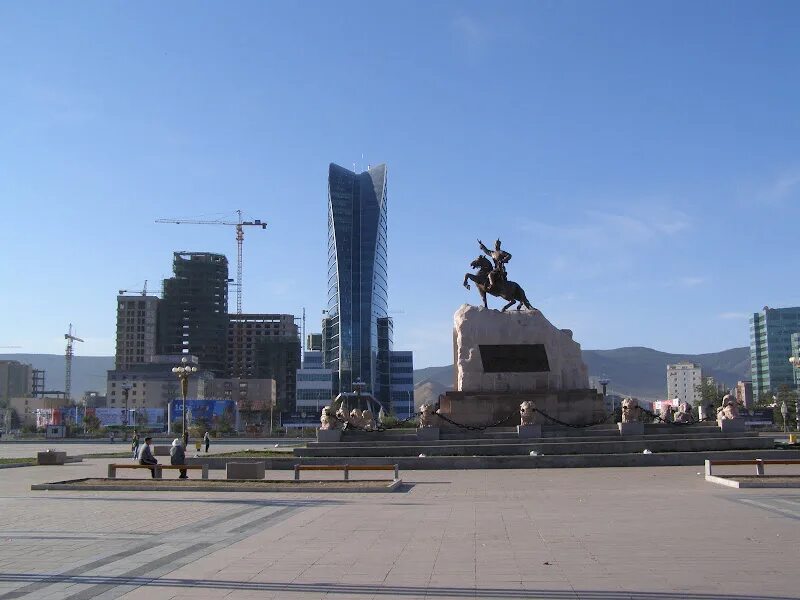 Улан Батор памятник. Улан Батор столица достопримечательности. Монголия город Улан Батор. Площадь Сухэ-Батора Улан-Батор.