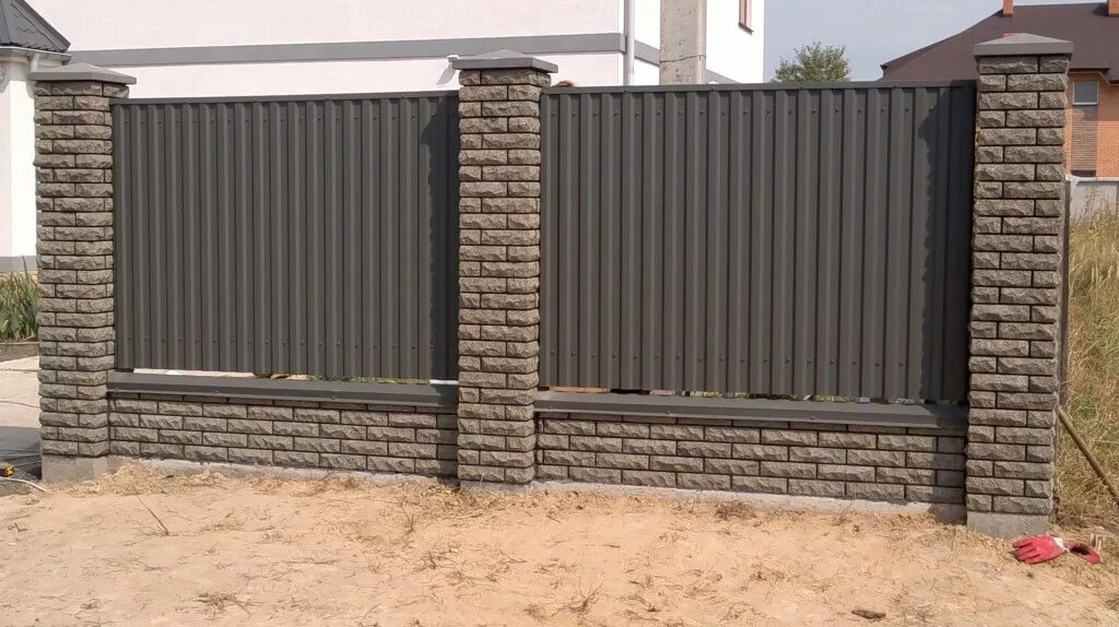 Забор кирпичные столбы и профлист. Забор из профлиста с кирпичными столбами. Профлист с кирпичными столбами. Забор с кирпичными столбами. Забор с кирпичными столбами с профнастилом.