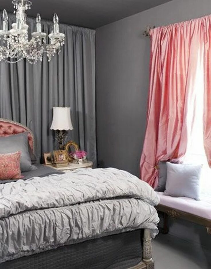 Серое с розовым сочетается. Розово серая спальня. Серо-розовый интерьер. Розовые шторы в спальню. Шторы серые с розовым.