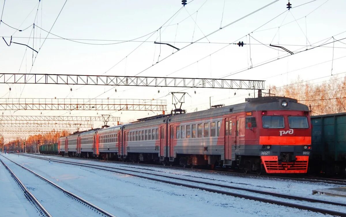 Расписание поездов тавда устье аха. Пригородный поезд тавда устье-аха. эд2т 0052. поезд тавда устье аха. тавда жд вокзал.