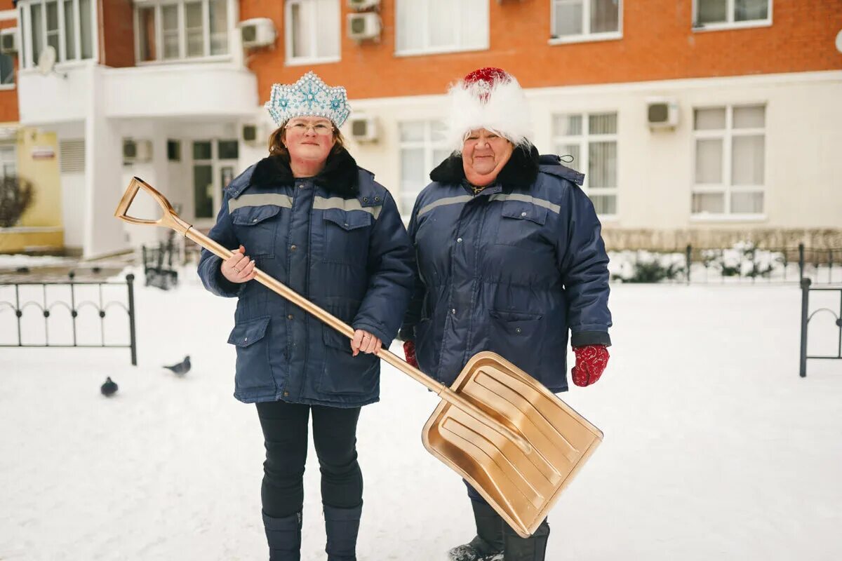 Требуется дворник. Дворник. Парень дворник. Уборка территории. Уборщик дворник.