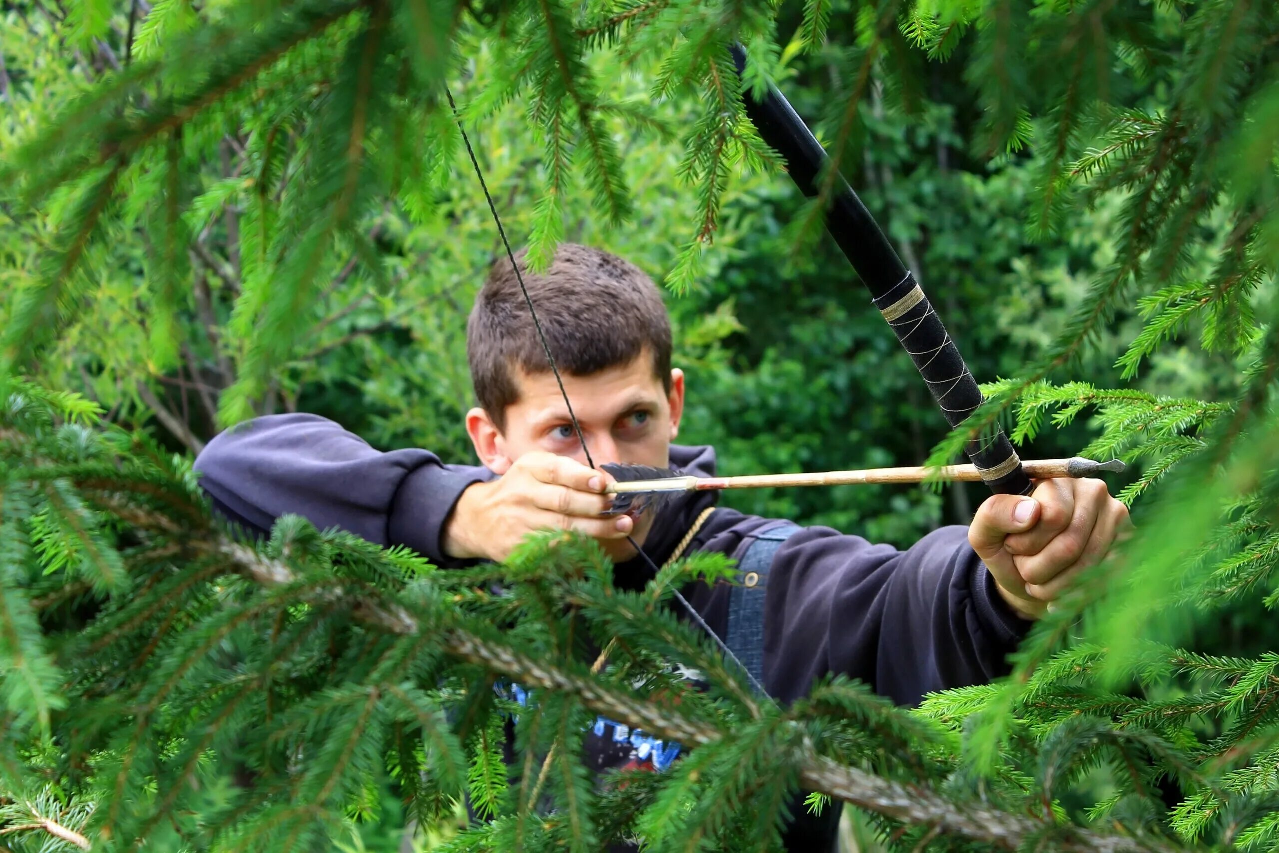 Лесной стрелок 2 2024. Лучник в лесу. Мальчик лучник. Стрелок в лесу.