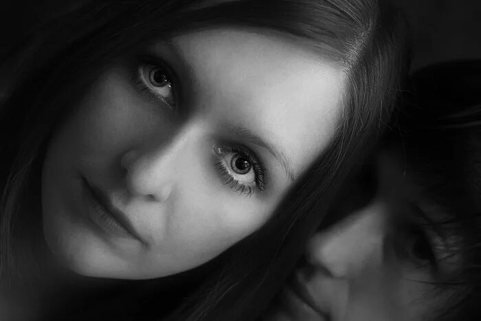 слушать друга. радостные подростки. молодежь поет. счастливые молодые люди. подруги поют.