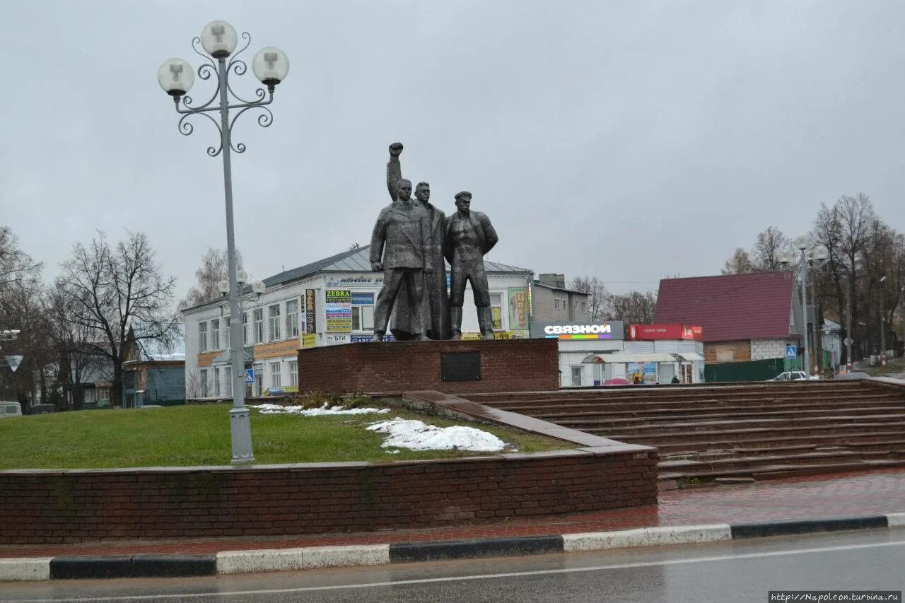 Семенов памятник трем коммунистам Семенов. Памятники Семенова Нижегородской области. Достопримечательности г Семенов Нижегородской обл. Семенов Нижегородская область площадь Ленина.