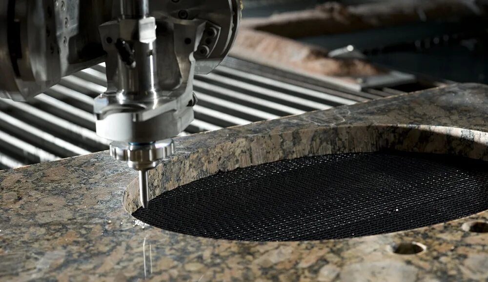 Резка водой под давлением. Гидроабразивный станок. Waterjet станок гидроабразивной резки. Гидроабразивная резка waterjet. Гидроабразивный станок waterjet.