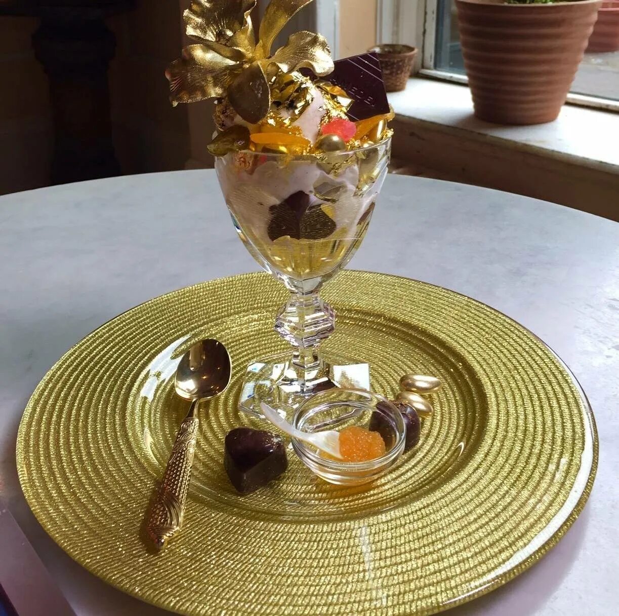 Дорогой десерт. Мороженое Golden Opulence Sundae. Десерт Frrrozen Haute Chocolate. Сандей «Frrrozen Haute Chocolate». Мороженое Golden Opulence, Serendipity.