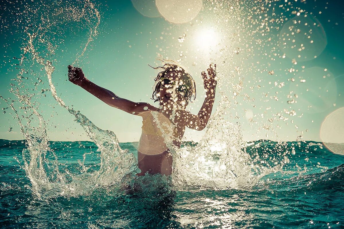 Пение воды. Купание в море. Море радость. Люди купаются в море. Девушка в брызгах воды.