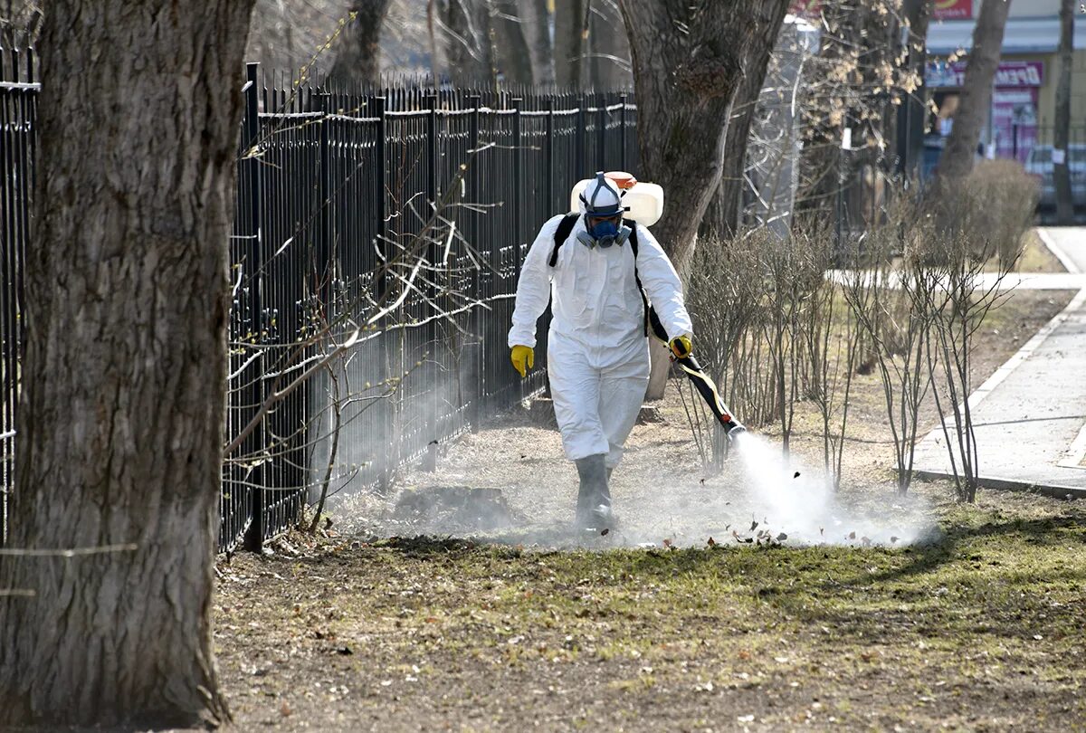 идут сутулятся по темным улицам и клеши. идут сутулятся по темным улицам и клеши. мост. люди идут по городу. женщина на улице вечером.