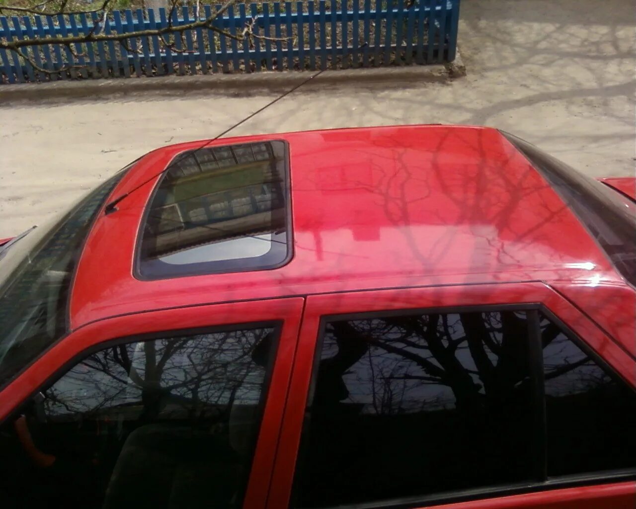 Шумоизоляция крыши логан 2. Рено 2 люка. Логан люки. Renault logan 1 люк. Крышка бензобака рено логан 2.