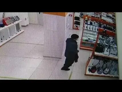 Совершила кражу в магазине