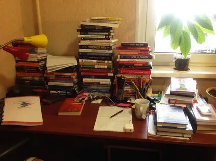 Несколько книг лежали на столе