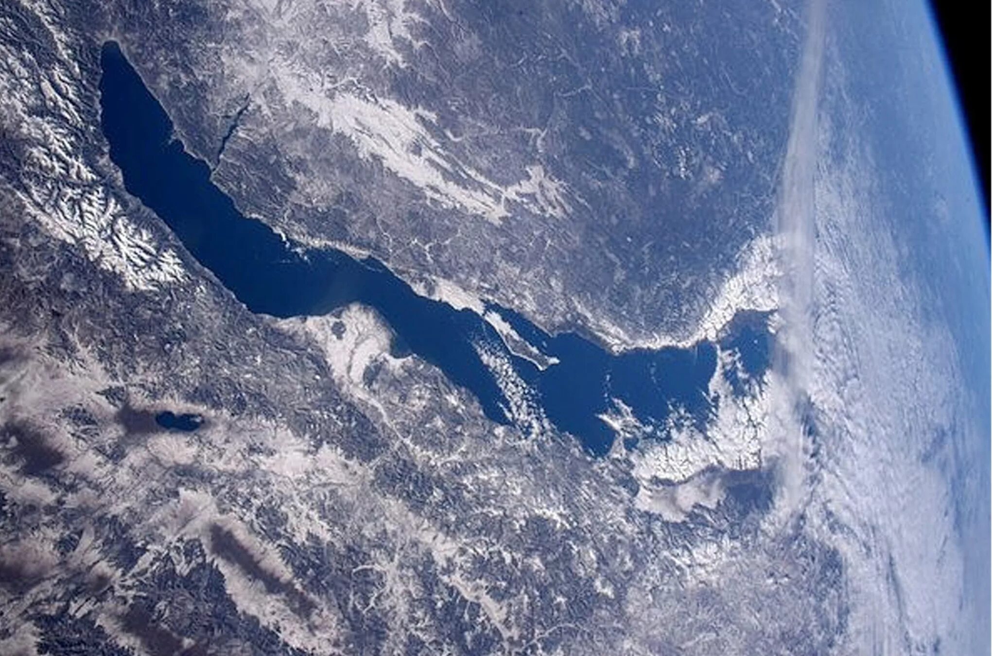 Океан в реальном времени. Озеро Байкал со спутника. Озеро Танганьика космический снимок. Озеро Байкал снимок с космоса. Озеро Байкал вид сверху.