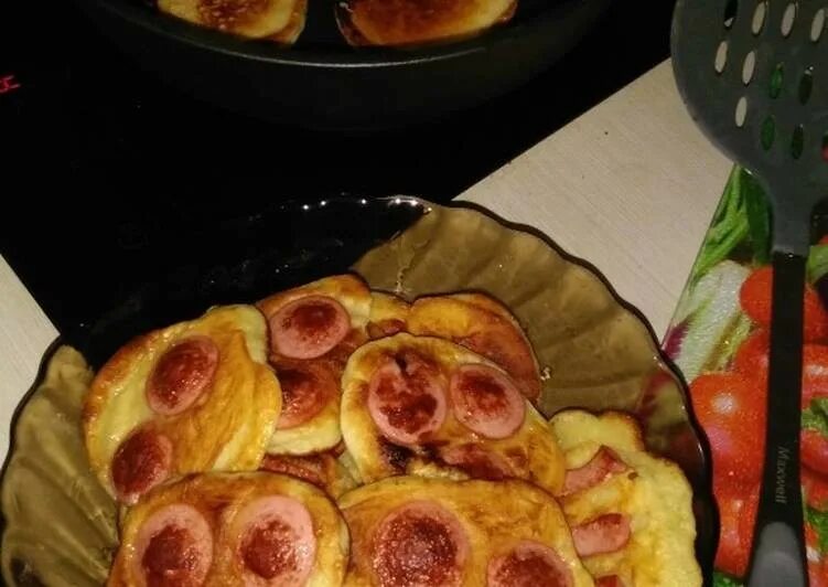 кабачковые оладьи с сосисками. оладьи с колбасой. оладушки с припеком. оладушки с сосисками на молоке. яичница с припеком.