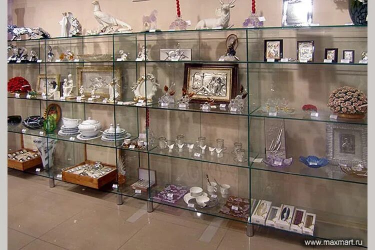 витрины для сувенирной продукции. прилавок с сувенирами. витрина для коллекций настенная. витрина для сувенирки. шкаф reutter porzellan.