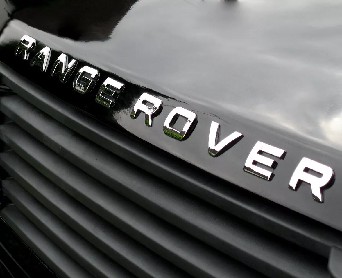 Капот ленд ровер. Range Rover значок. Надпись Рендж Ровер. Капот Рендж Ровер. Надпись Рендж Ровер на капот.