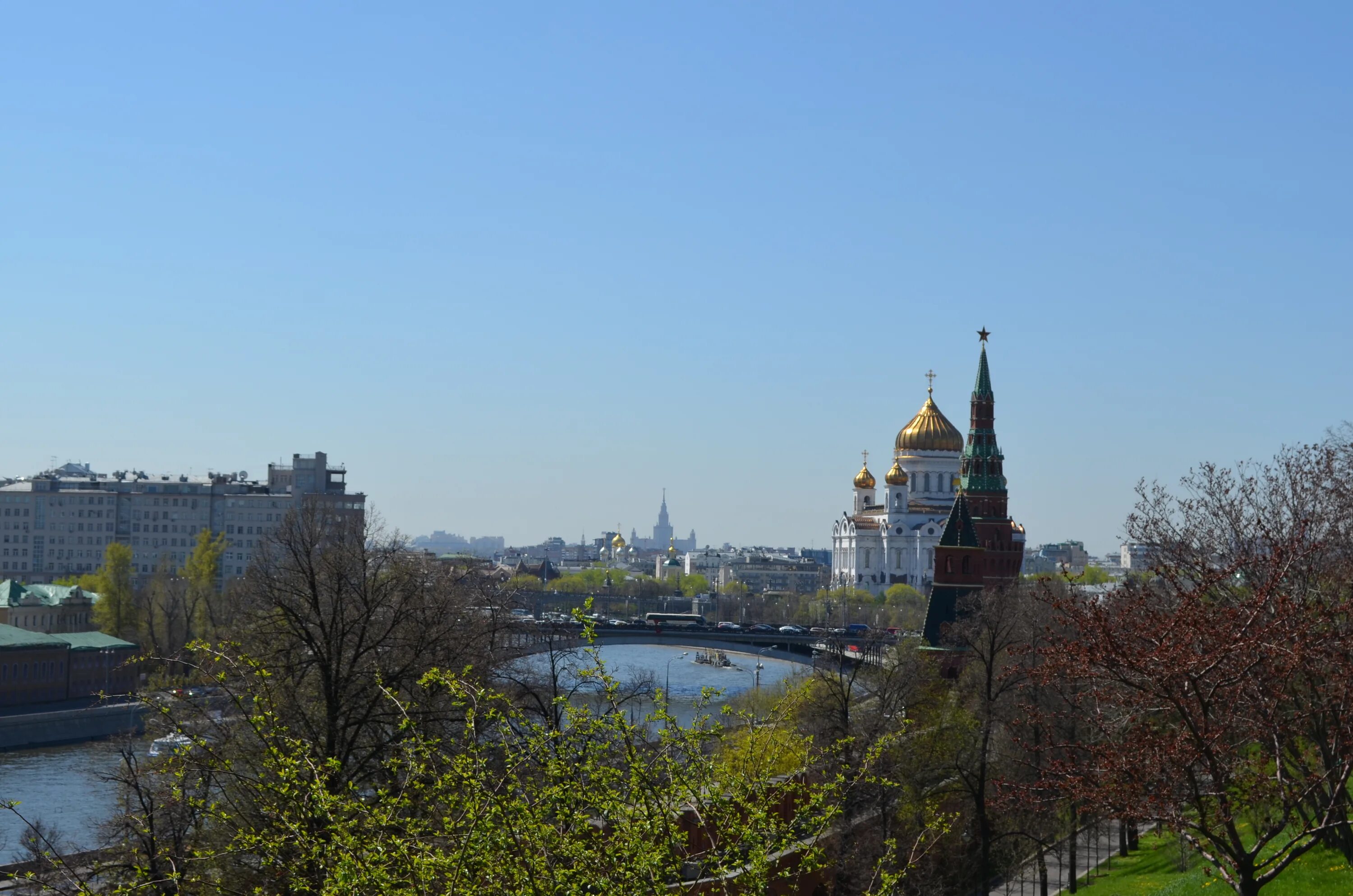 Красивые места в москве весной. Кремлевская набережная Москва. Москва Воробьевы горы. Москва река панорама. Москва весной.