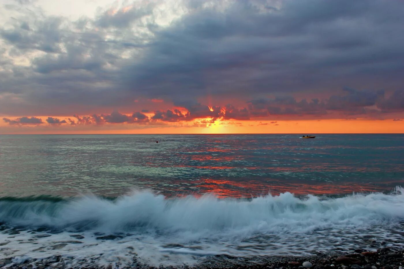 Черное море видео. Черное море волны. Море в сочи в августе. Черное море видео. Мыс казантип.