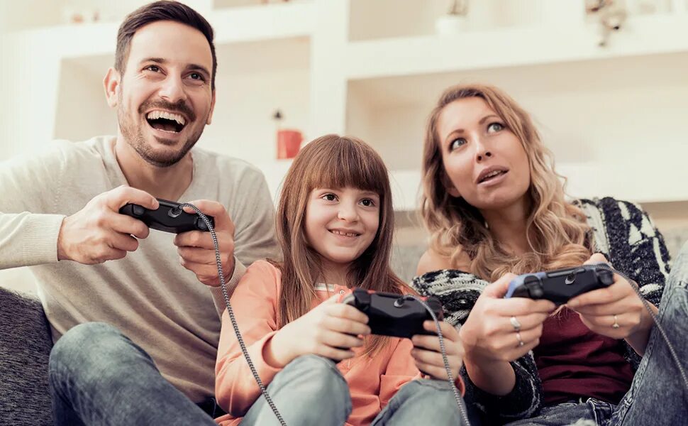 Включи family играет. Семья играет в приставку. семья играет в видеоигры. семья играет в консоль. семья в гостиной играет в видеоигру.