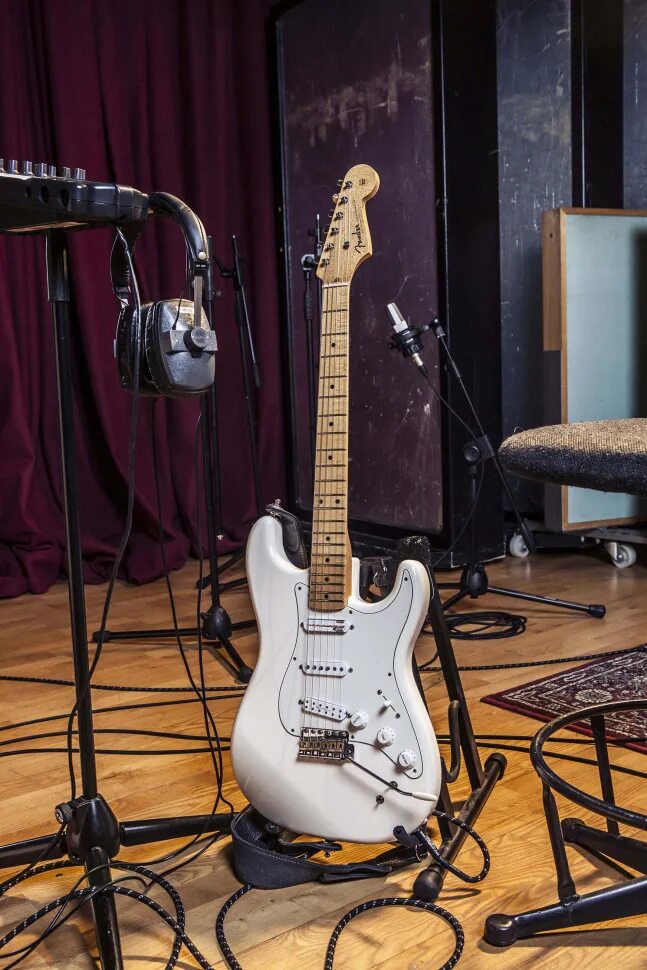 Электрогитара Fender Stratocaster. Гитара Фендер стратокастер. Гитара Fender Stratocaster белая. Фендер стратокастер белый.