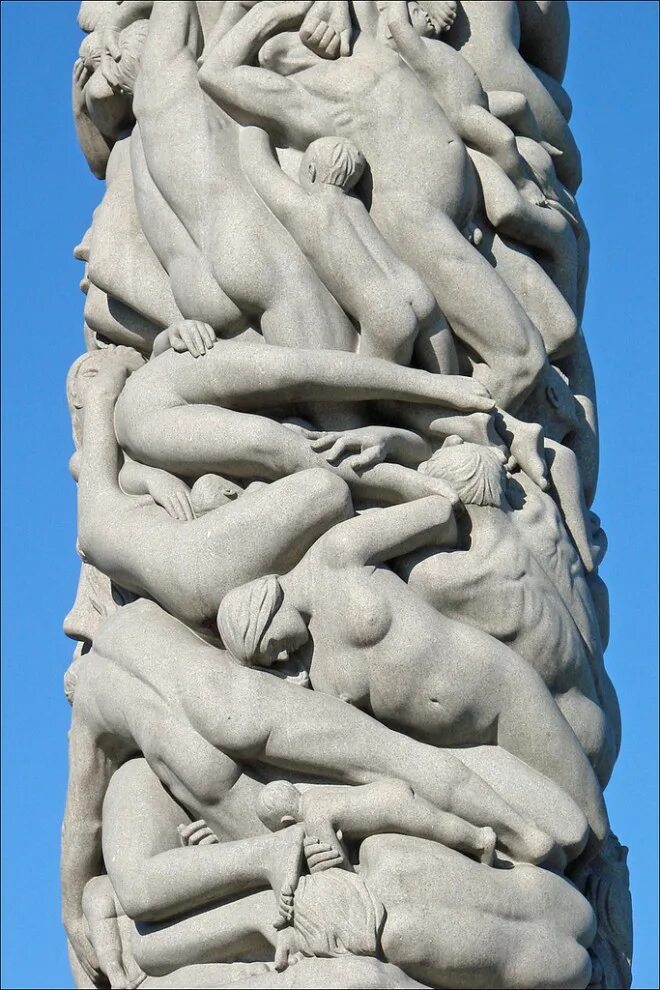 Много статуй