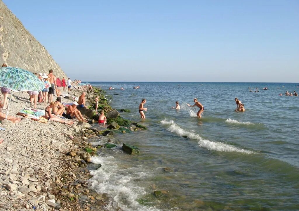 На диком пляже архипо осиповки. Архипо-осиповка песок или галька. Голубая бухта архипо осиповка. Гора ёжик архипо осиповка смотровая площадка. Гора ёжик архипо осиповка.