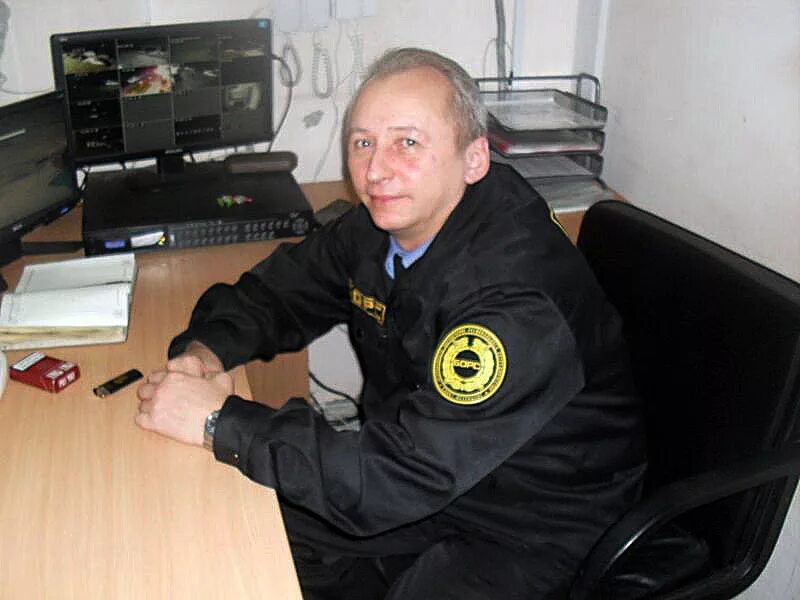 Место вахтера. Вахтер охранник. Вахтерша в школе. Работа вахтером в городе. Работа вахтером в городе.