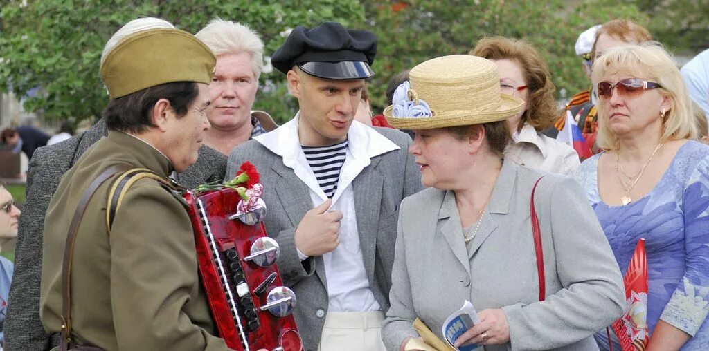 Реакция иностранцев на парад победы. Меркель на параде победы. парад 65 лет победы москва. парад победы сваты2. парад победы боровичи.