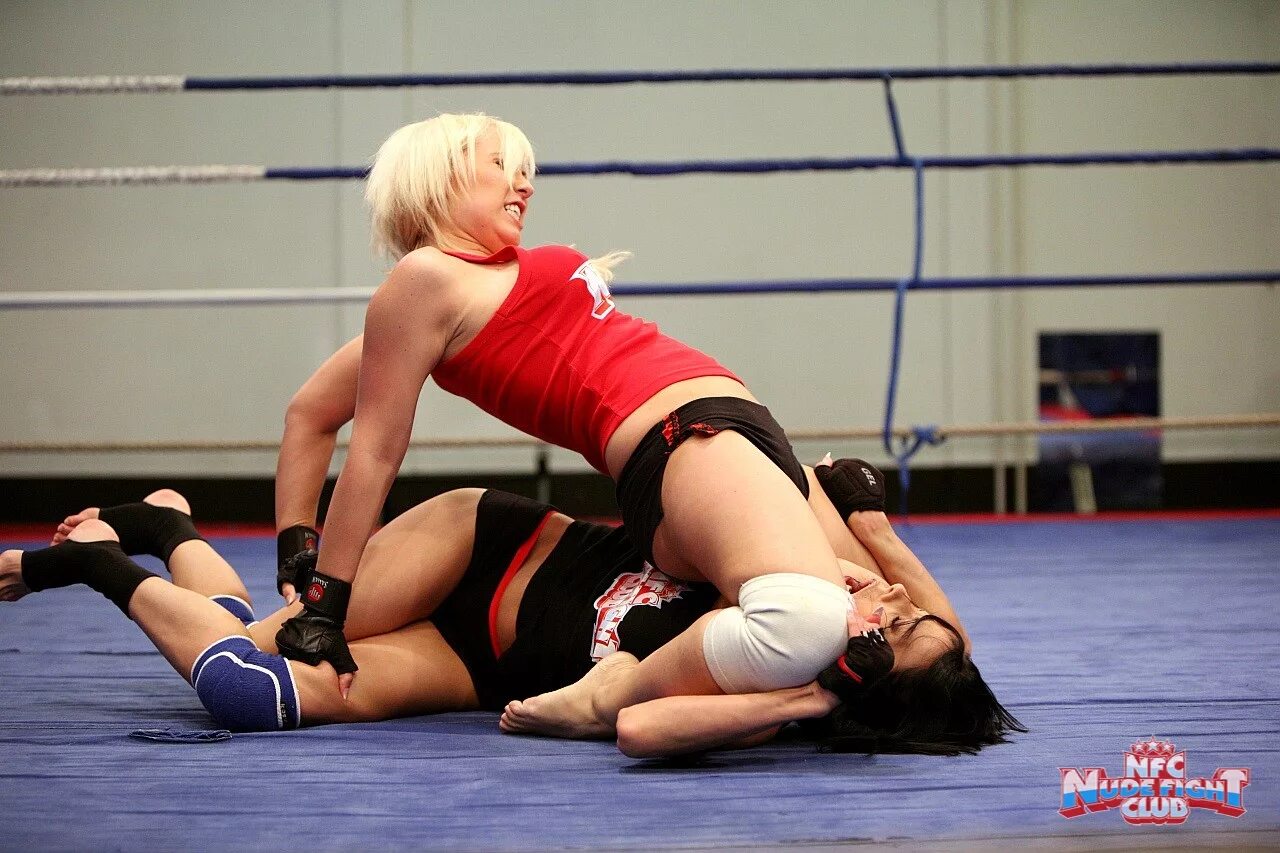 Lesbian fight ko. Lesbian fighting. Lesbian fighting. Lesbian fighting. Женская борьба.