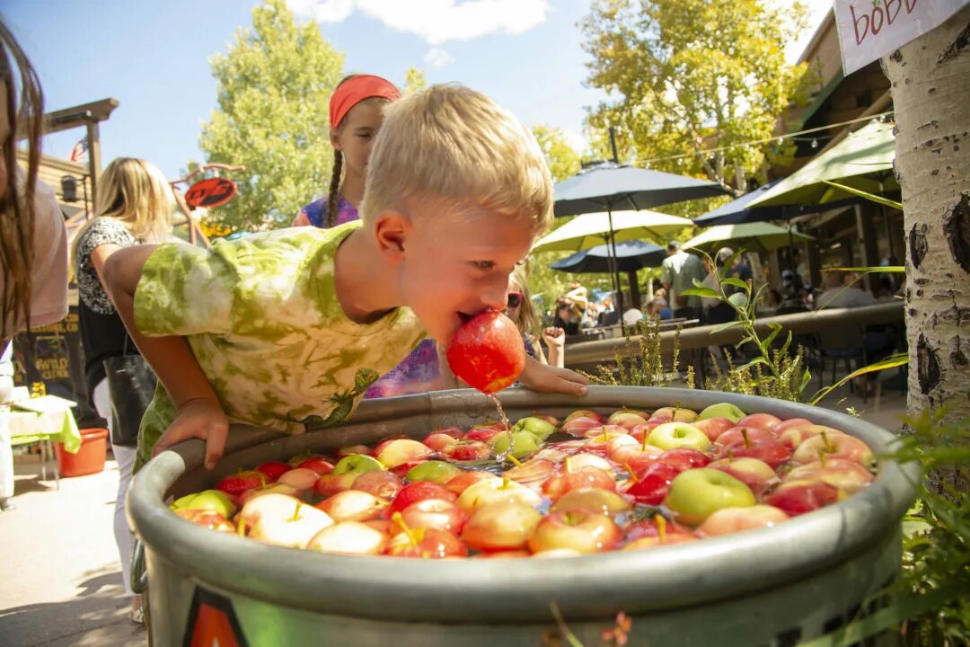 Model bobbing only 1.16 5. Bobbing for apples игра. день яблока в великобритании. bobbing for apples на хэллоуин. праздник плавающих яблок.