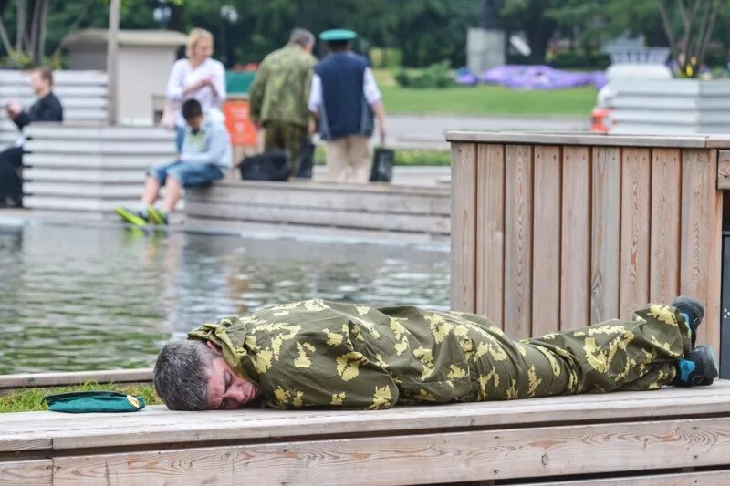 Когда день пьяных. Бухой пограничник. день пограничника пьяные. пограничники в фонтане.