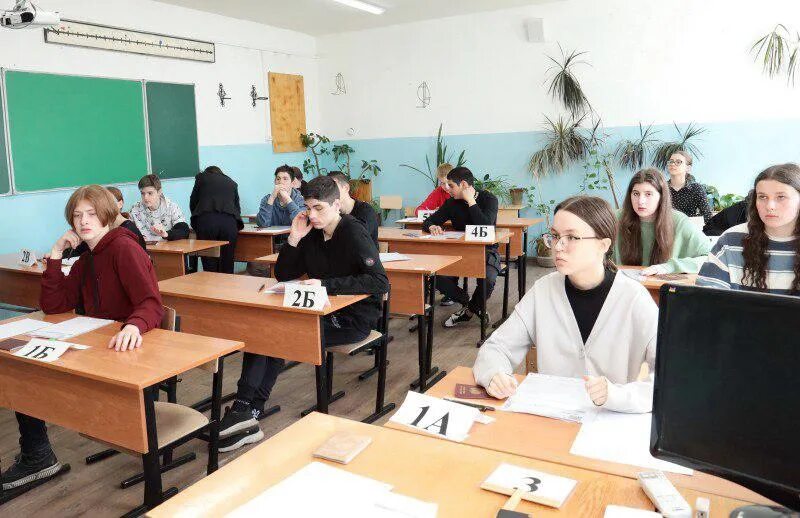 9 классники будут сдавать. Старшеклассники. Школьники на егэ. Школьники 9 класс. Экзамен огэ.