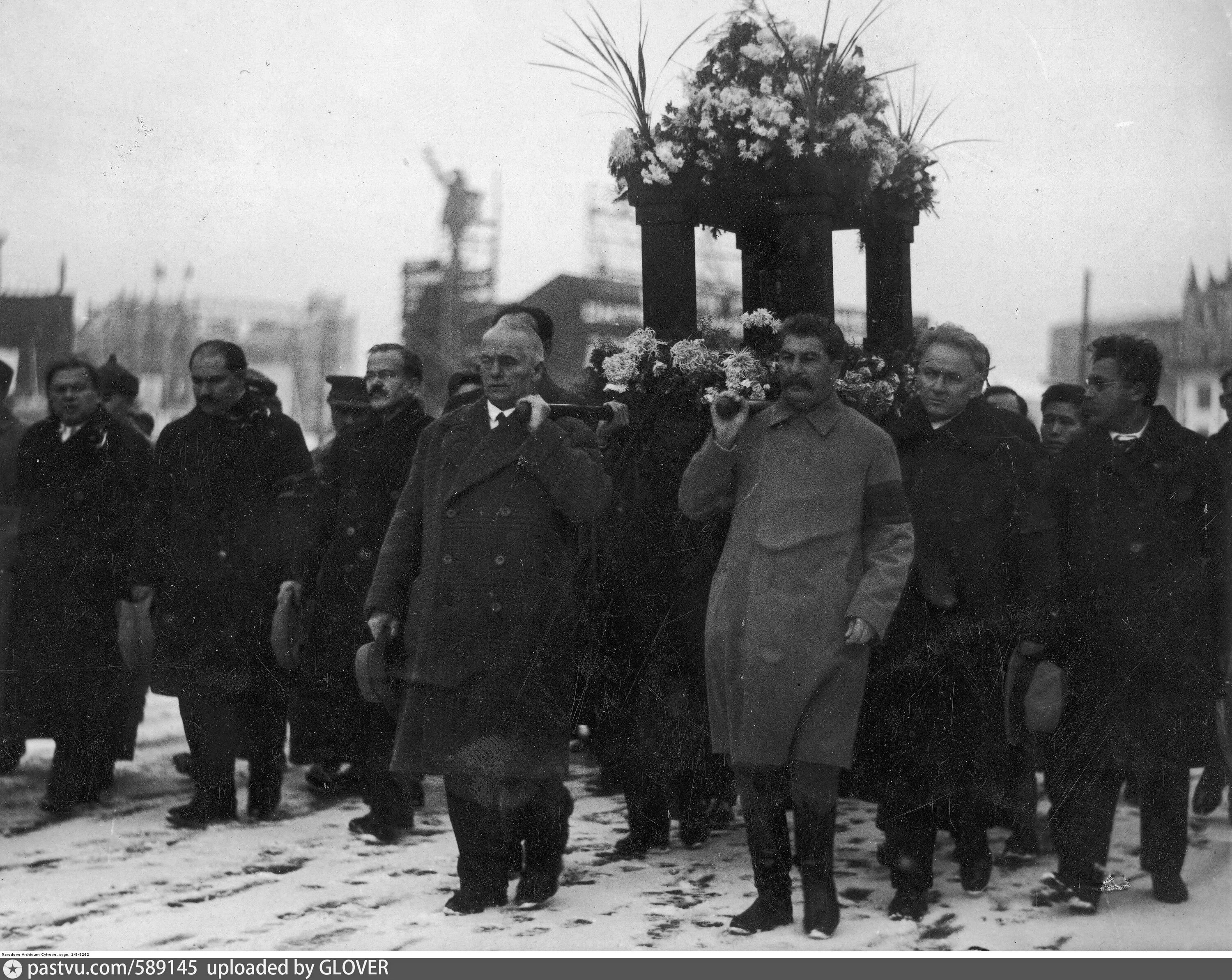 Эпоха пышных похорон. Сэн катаяма похороны. брежнев 1982 похороны. брежнев могила.