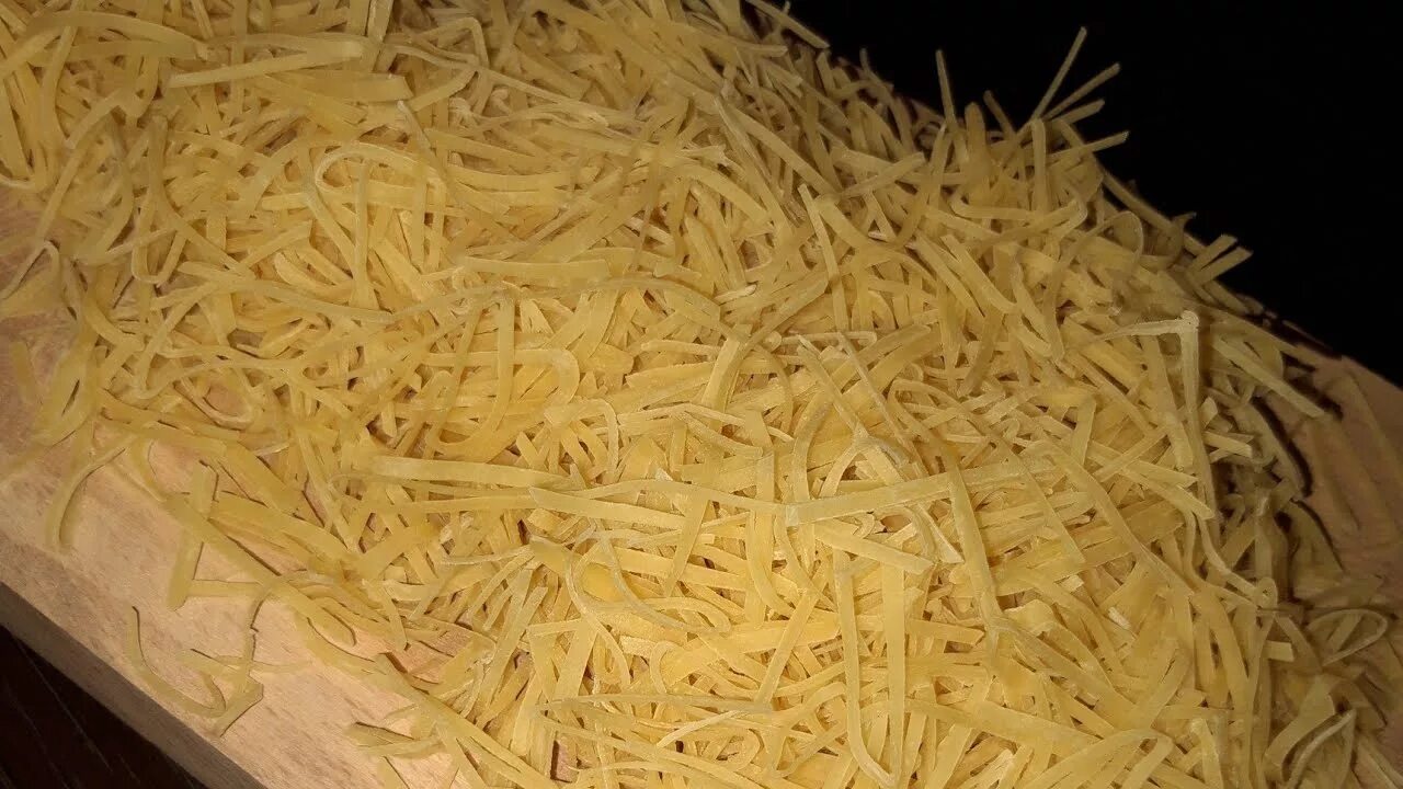 Тесто для домашней лапши. Лапша домашняя. Лапша нарезанная. Лапша домашняя фото. Лапша домашняя.