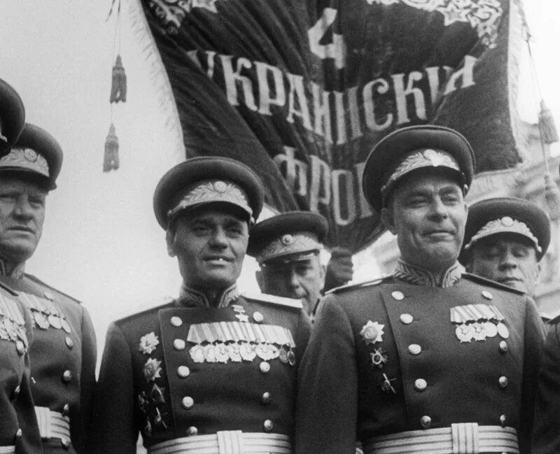 Брежнев на параде 1945. Сколько лет было в 1945