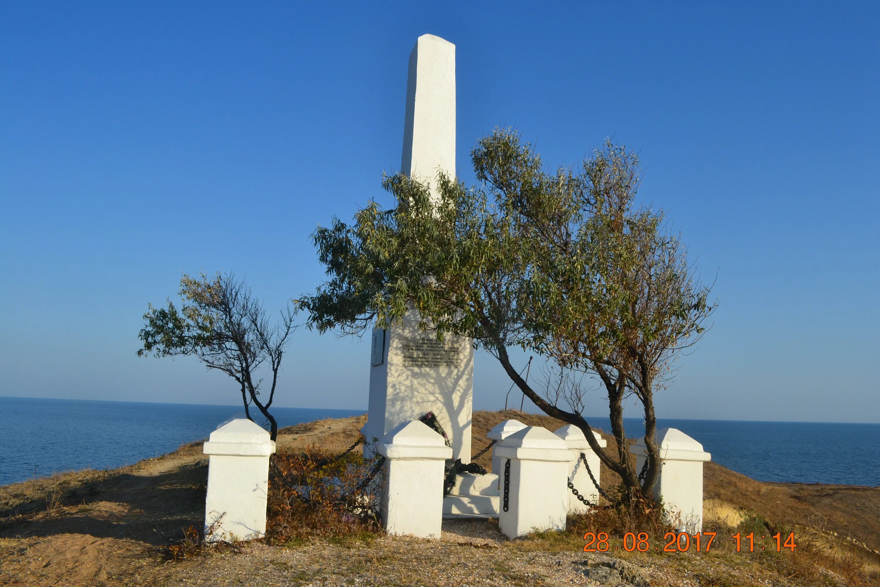 Мемориал феодосийскому десанту 1941 памятный история. Феодосия памятник Феодосийскому десанту. Памятник Феодосийскому десанту 1941. Памятник на мысе Зюк. Мыс Зюк в Керчи.