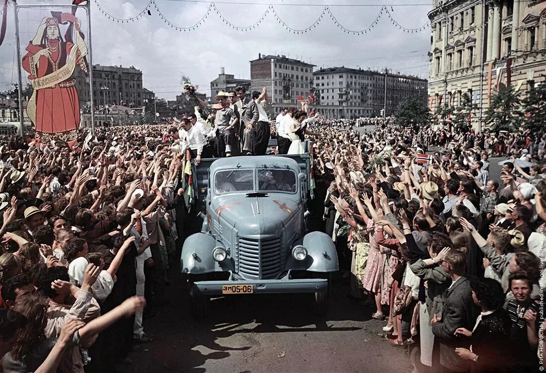 Фестиваль молодежи и студентов 1958. Vi международный фестиваль молодежи и студентов в москве 1957г. всемирный фестиваль молодёжи и студентов в москве 1957. фестиваль молодёжи и студентов в ссср в 1957 году. фестиваль молодежи 1957г.