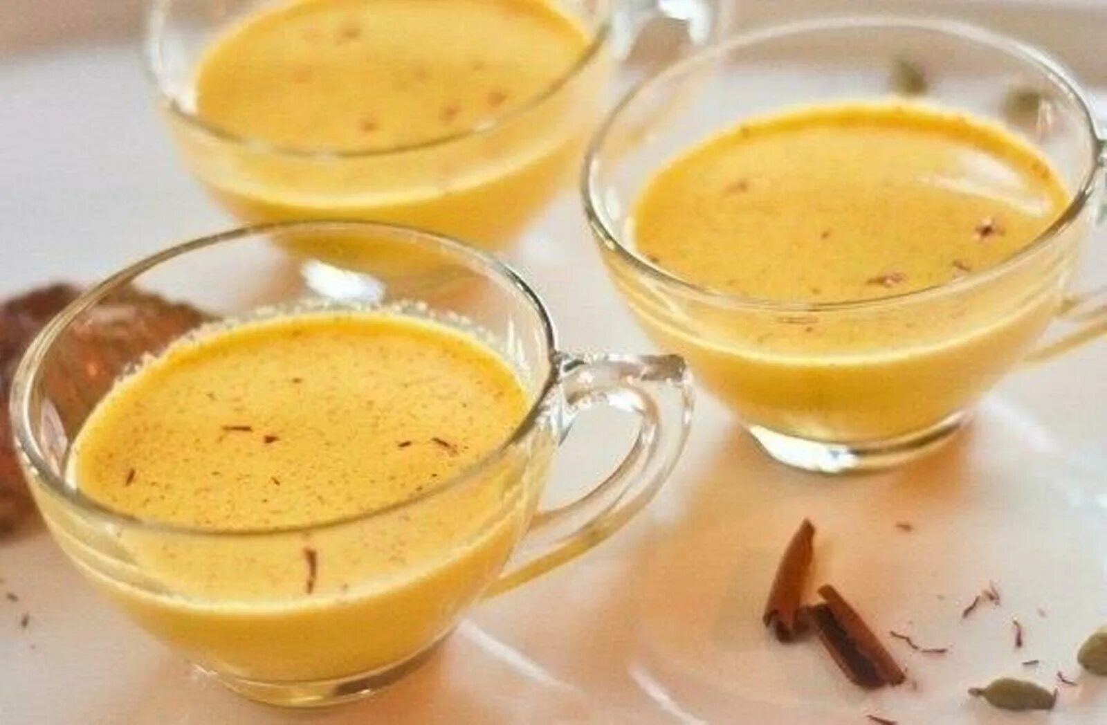 Золотое молоко. Ласси с медом шафраном и кардамоном. Молоко с куркумой. Золотое молоко с куркумой. Молоко с шафраном.